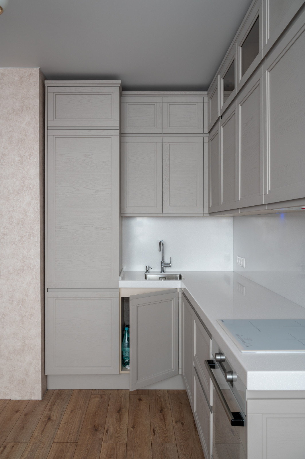 Кухня из массива с интегрированной ручкой