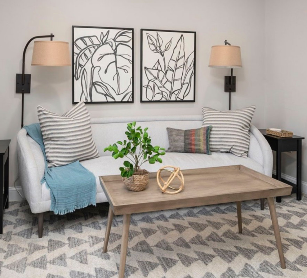 Bild på ett mellanstort eklektiskt vardagsrum, med beige väggar, laminatgolv, en väggmonterad TV och brunt golv