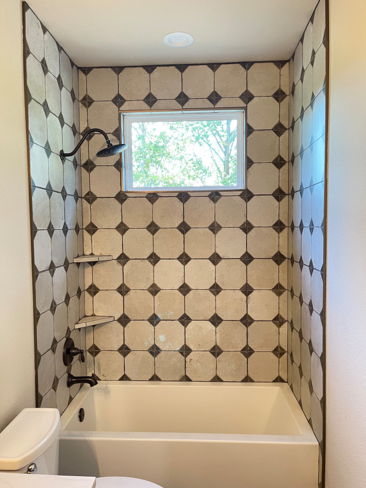 Свежая идея для дизайна: детская ванная комната среднего размера в стиле кантри с ванной в нише, душем в нише, раздельным унитазом, разноцветной плиткой, керамической плиткой, бежевыми стенами и напольной тумбой - отличное фото интерьера