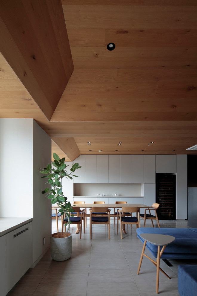 Идея дизайна: большая гостиная-столовая в стиле модернизм с серыми стенами, полом из керамической плитки, серым полом, деревянным потолком и обоями на стенах
