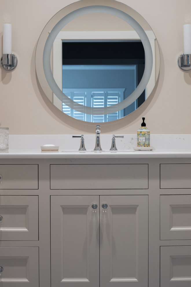 Immagine di una stanza da bagno con doccia di medie dimensioni con ante con riquadro incassato, ante grigie, pareti beige, lavabo sottopiano, top in quarzo composito, top bianco, un lavabo e mobile bagno incassato