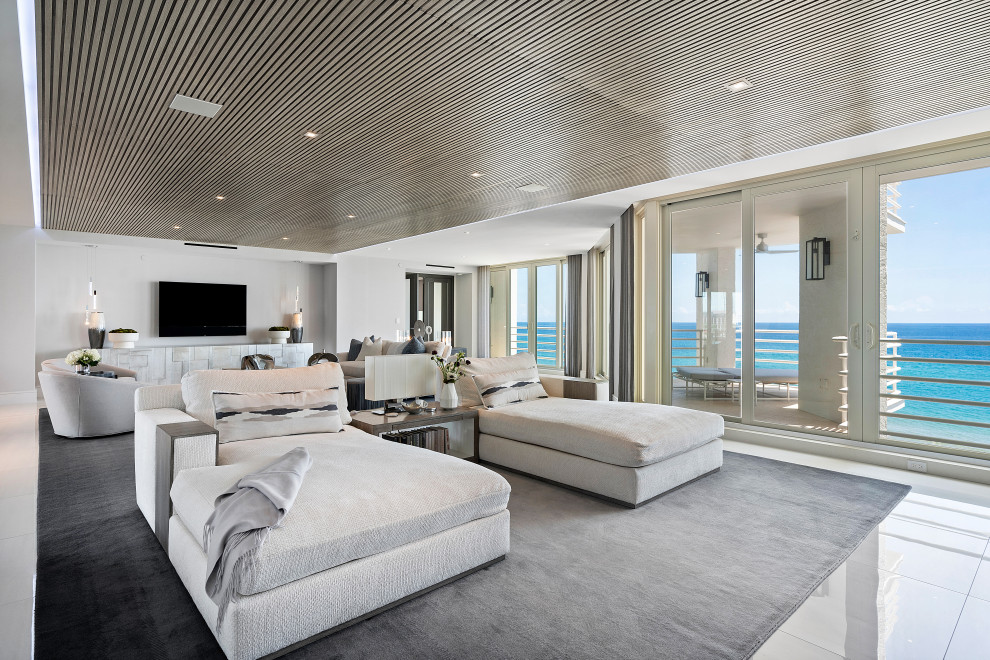 Esempio di un soggiorno minimal di medie dimensioni e aperto con pareti bianche, pavimento in marmo, pavimento bianco e soffitto in legno