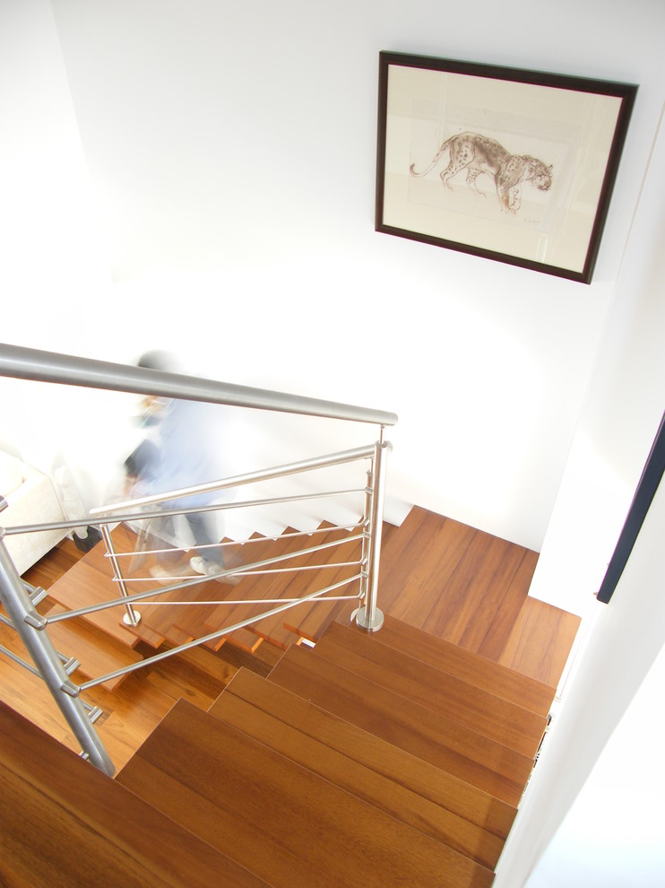 Imagen de escalera en L clásica renovada de tamaño medio sin contrahuella con escalones de madera