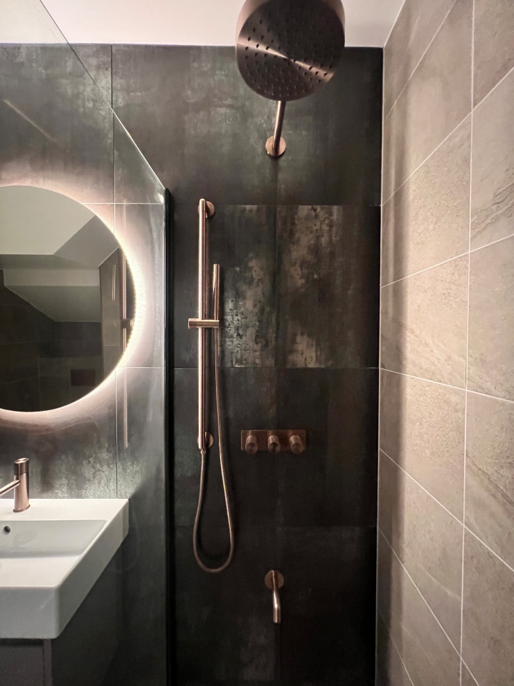 Inspiration för ett mellanstort funkis badrum med dusch, med släta luckor, beige skåp, våtrum, en vägghängd toalettstol, porslinskakel, bruna väggar, klinkergolv i porslin, ett nedsänkt handfat, beiget golv och med dusch som är öppen
