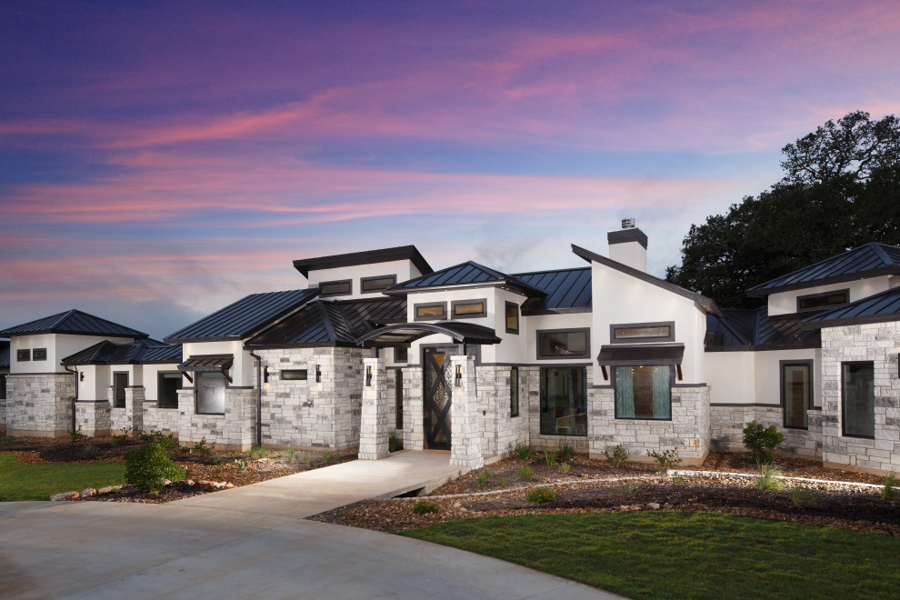 Idée de décoration pour une façade de maison design de plain-pied avec un toit noir et un toit en métal.