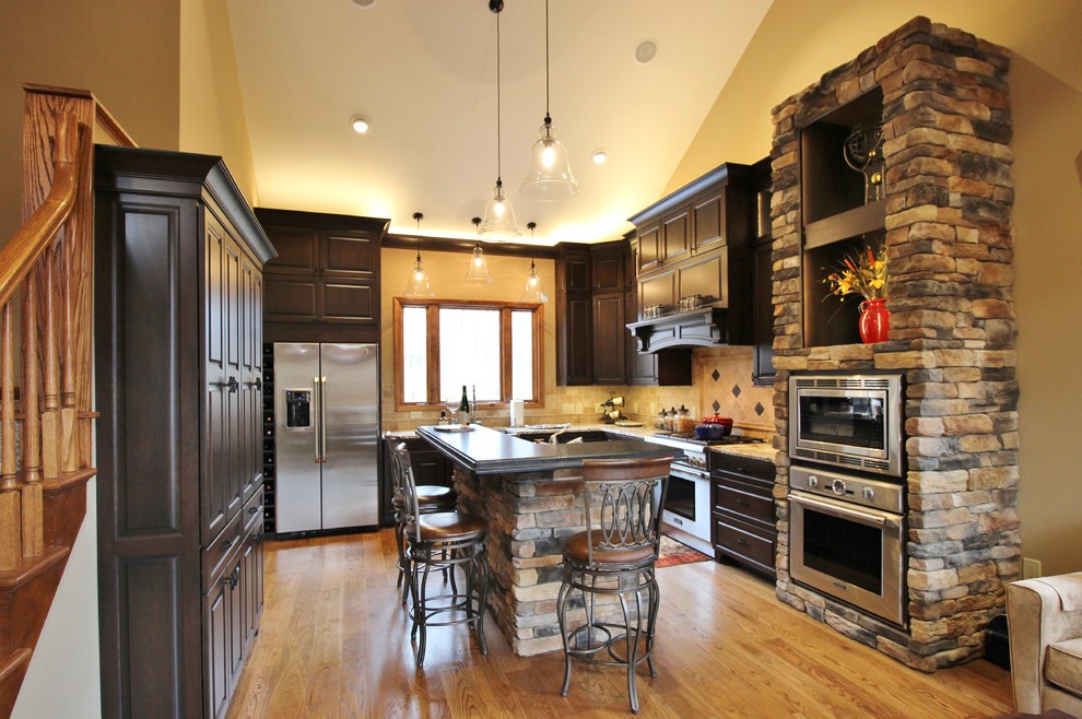 Example of a transitional kitchen design in Cincinnati