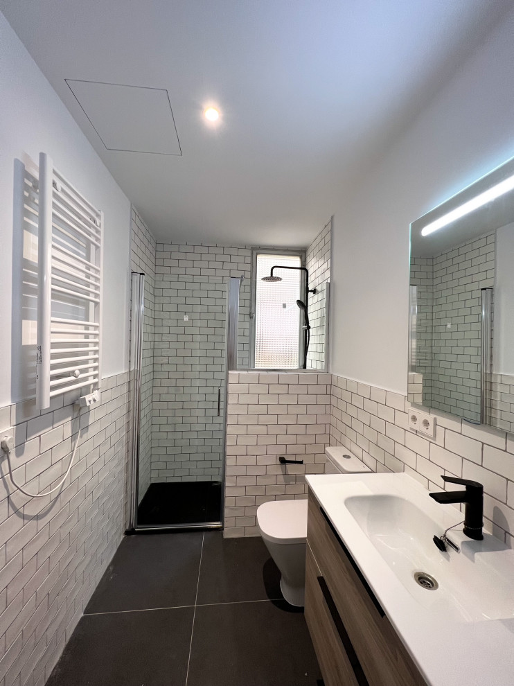 Idée de décoration pour une petite salle de bain principale et grise et blanche minimaliste en bois brun avec un placard en trompe-l'oeil, une douche à l'italienne, WC suspendus, un carrelage beige, des carreaux de porcelaine, un mur blanc, un sol en ardoise, un lavabo posé, un plan de toilette en surface solide, un sol gris, une cabine de douche à porte battante, un plan de toilette blanc, meuble simple vasque et meuble-lavabo encastré.