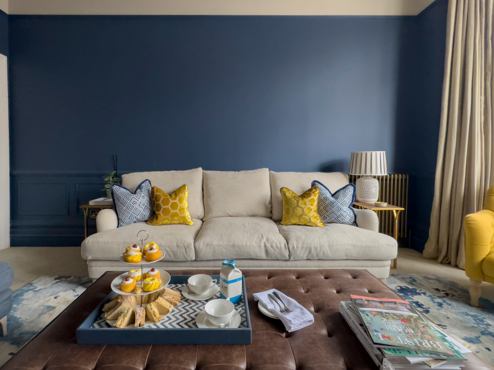 Cette photo montre un salon chic de taille moyenne et fermé avec un mur bleu, moquette, une cheminée standard, un manteau de cheminée en bois, un téléviseur indépendant et du lambris.