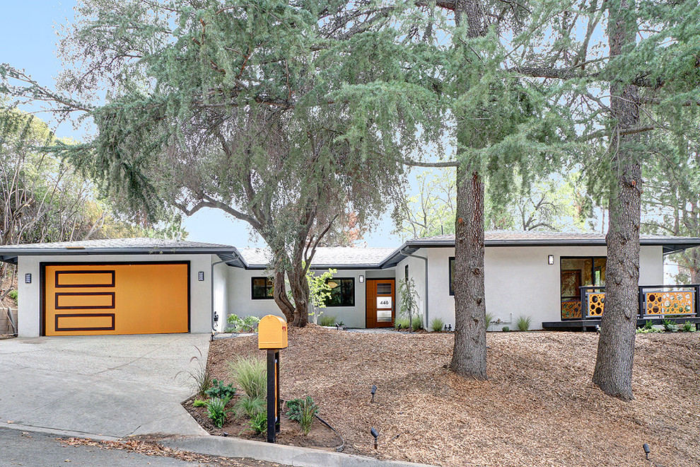This is an example of a midcentury one-storey white house exterior in Los Angeles.