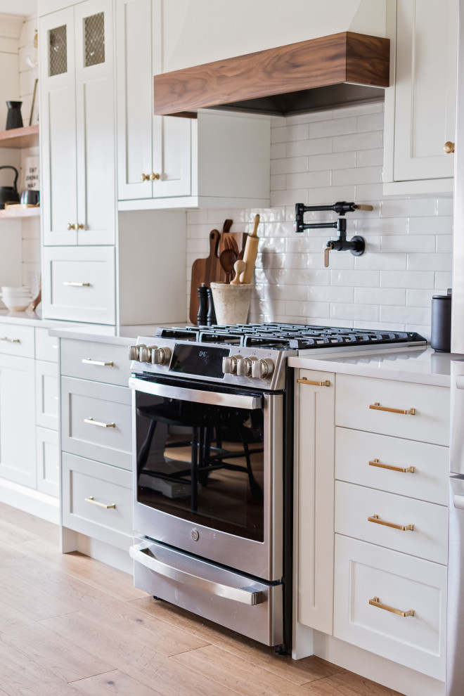 Transitional kitchen photo in Toronto