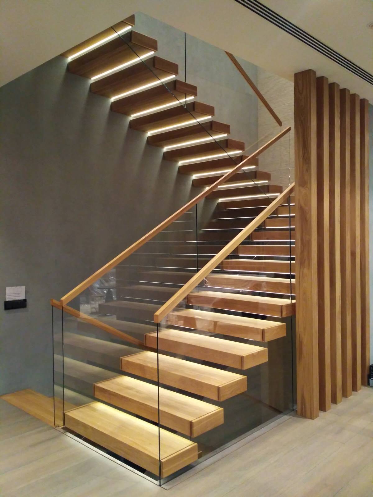 Консольная лестница со стеклянными ограждениями