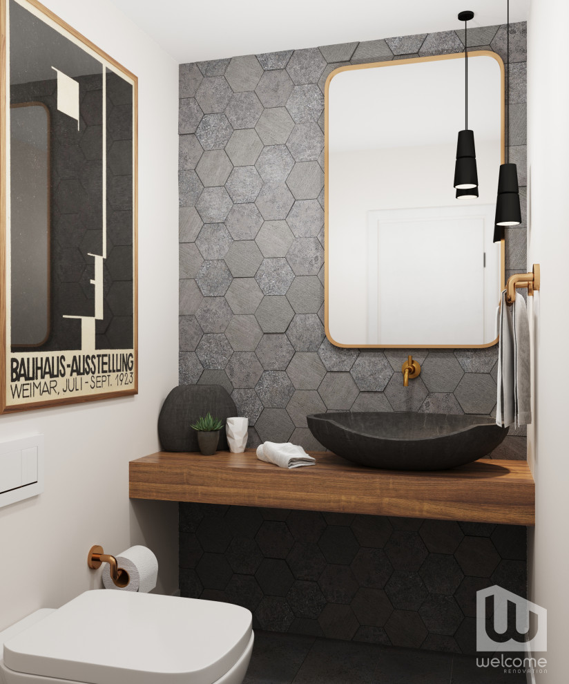 Inspiration pour un petit WC suspendu minimaliste en bois brun avec un placard sans porte, un carrelage gris, des carreaux de béton, un mur gris, une vasque, un plan de toilette en bois, un sol noir et meuble-lavabo suspendu.