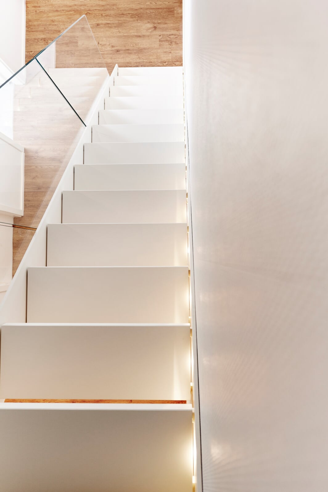 Лестница на тетиве со стеклянным ограждением