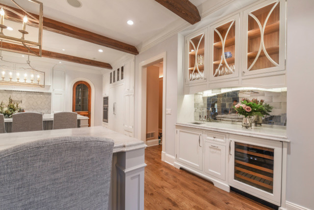 Kitchen - transitional kitchen idea in Chicago