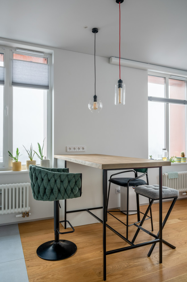 Светлая стильная кухня