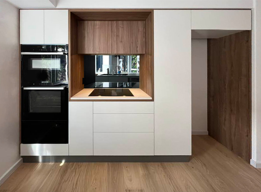 Retro inredning av ett mellanstort grå grått kök, med en dubbel diskho, bänkskiva i kvarts, grått stänkskydd, spegel som stänkskydd, ljust trägolv och en köksö