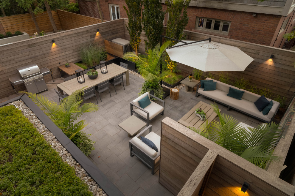 Design ideas for a modern patio in Toronto.