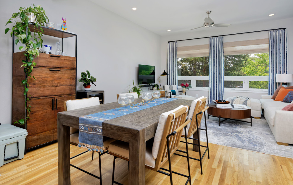Immagine di una sala da pranzo aperta verso il soggiorno minimal di medie dimensioni con pareti beige e pavimento in legno massello medio