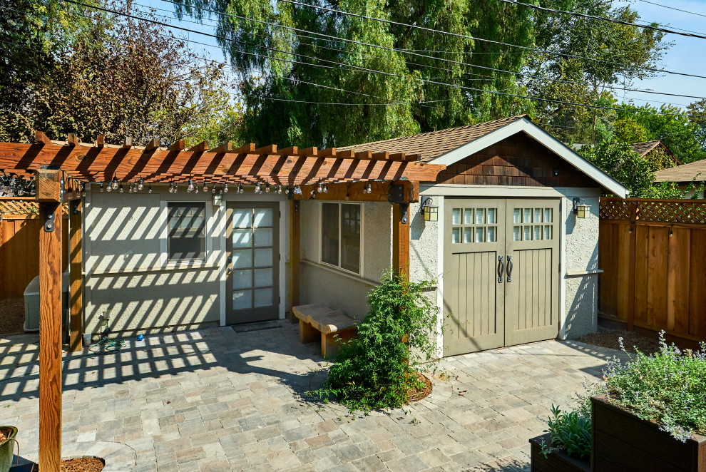 Источник вдохновения для домашнего уюта: маленький отдельно стоящий гараж в стиле кантри с мастерской для на участке и в саду, одной машины