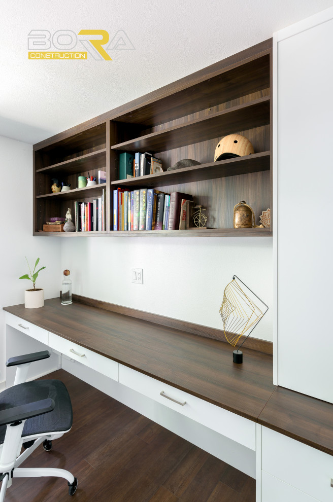 Inspiration pour un bureau minimaliste de taille moyenne avec un mur blanc, parquet foncé, un bureau intégré et un sol marron.