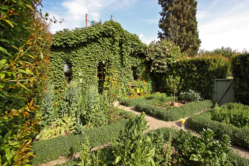 Modelo de jardín en patio con jardín francés, huerto y con metal