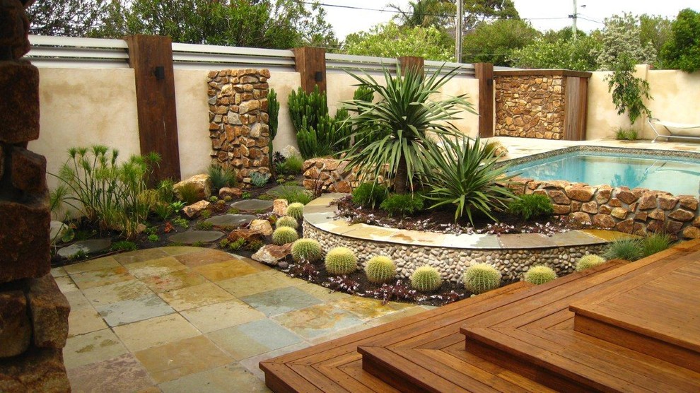 Design ideas for a contemporary backyard xeriscape in Melbourne.