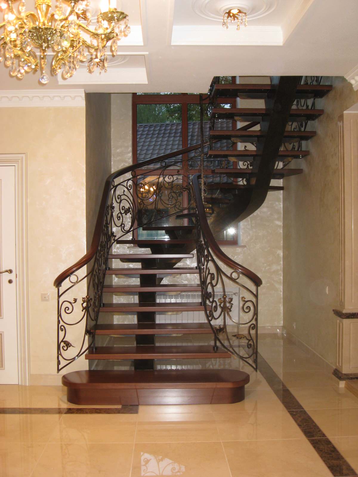 Лестница с кованым ограждением на металлическом косоуре