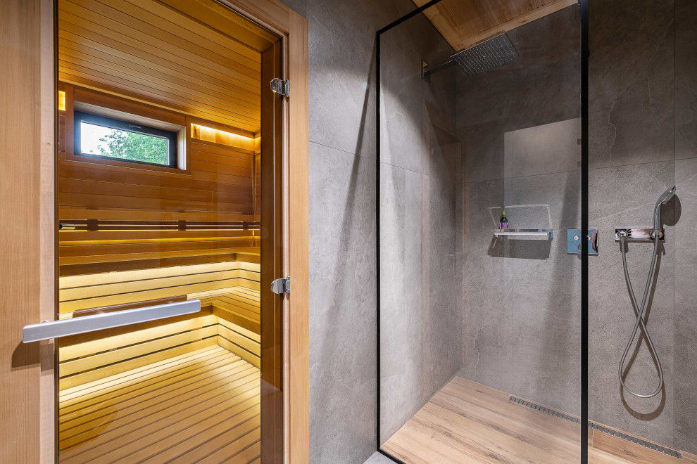 Свежая идея для дизайна: баня и сауна в деревянном доме в современном стиле с душем без бортиков, серой плиткой, керамогранитной плиткой, серыми стенами, полом из керамогранита, бежевым полом, шторкой для ванной и деревянным потолком - отличное фото интерьера