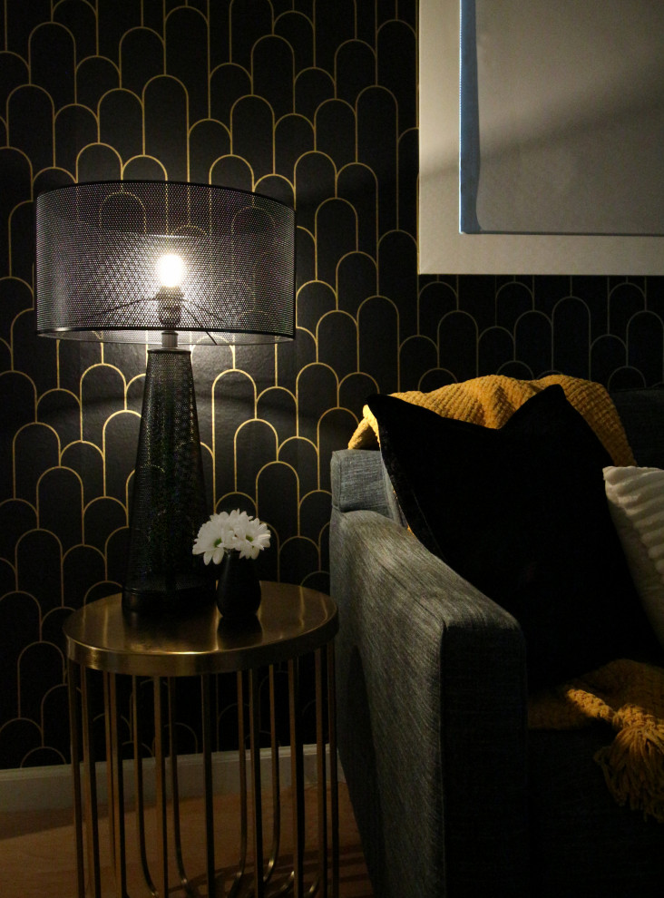 Modelo de habitación de invitados minimalista pequeña con paredes negras, suelo negro y papel pintado