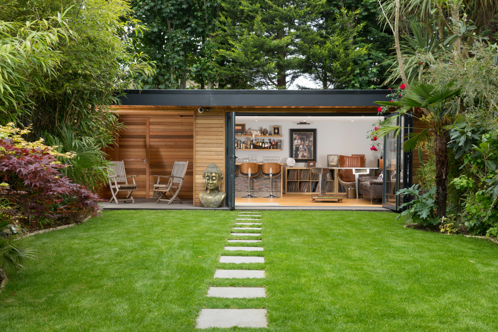 Inspiration for a large contemporary shed and granny flat in Surrey.