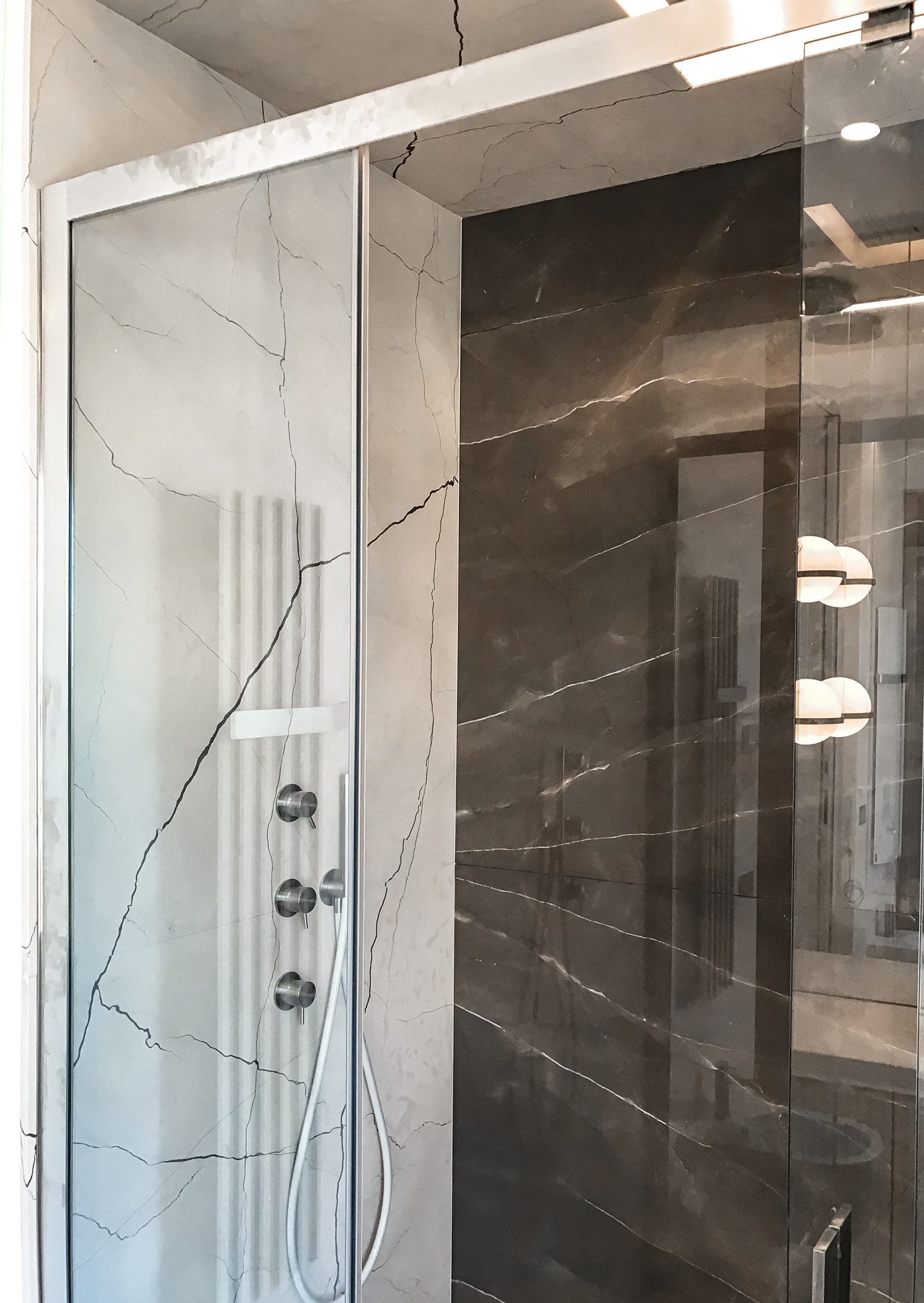 Bagno con lavandino quadrato | Dettaglio doccia