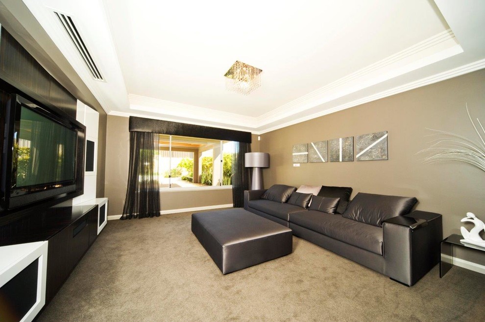 Mittelgroßes, Offenes Modernes Wohnzimmer mit beiger Wandfarbe, Teppichboden, TV-Wand, grauem Boden und eingelassener Decke in Perth