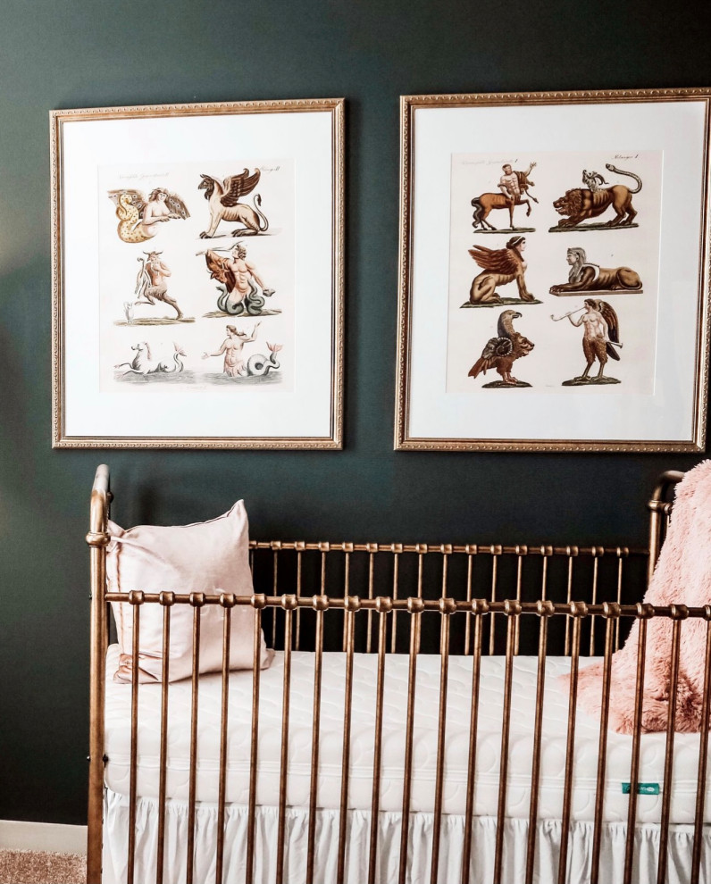 Foto de habitación de bebé niña clásica renovada de tamaño medio con paredes verdes, moqueta y suelo beige