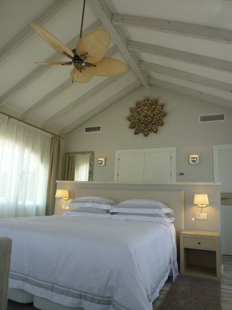 Ejemplo de dormitorio principal romántico grande con paredes grises, suelo de baldosas de cerámica y suelo gris