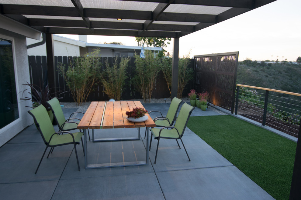 Immagine di un piccolo giardino moderno esposto a mezz'ombra sul tetto in primavera con recinzione in metallo