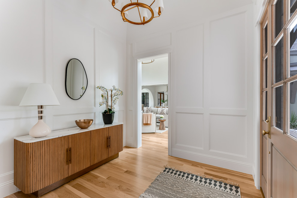 Example of a transitional entryway design in Dallas