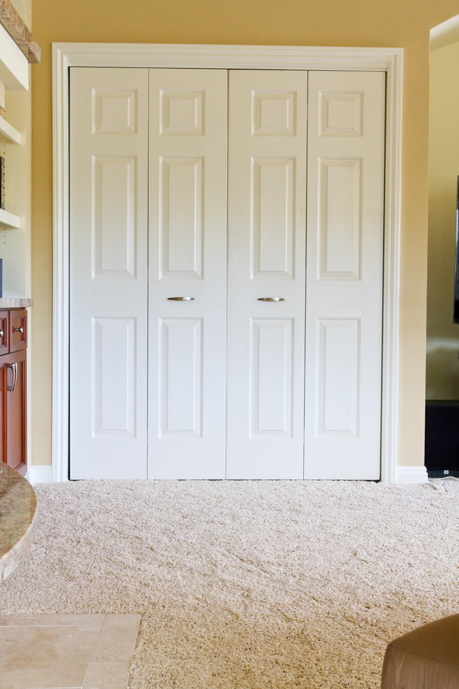 This is an example of a traditional family room in Los Angeles.