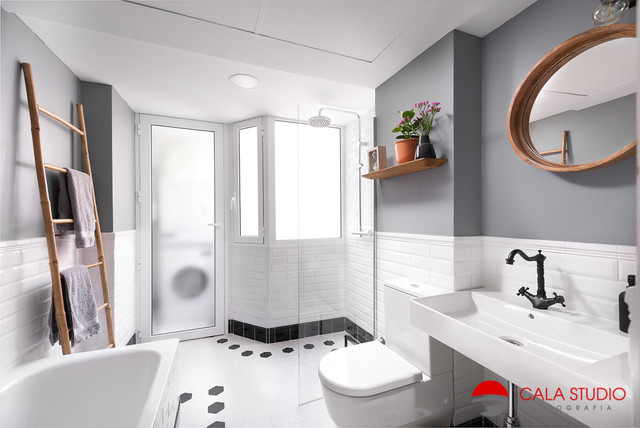 Beachfront Apartment coastal-bathroom