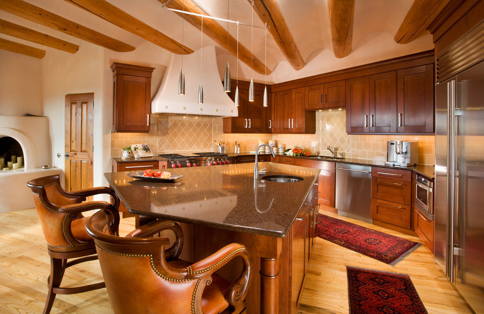 Design ideas for a traditional kitchen in Albuquerque.