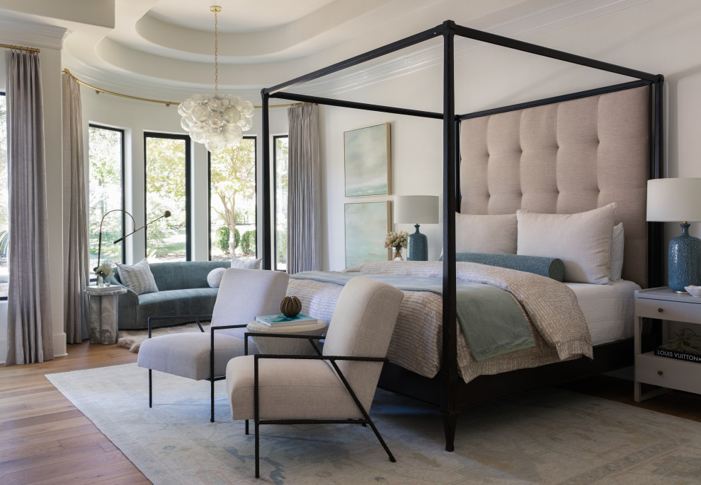 Imagen de dormitorio clásico renovado con paredes beige, suelo de madera en tonos medios, suelo marrón y bandeja