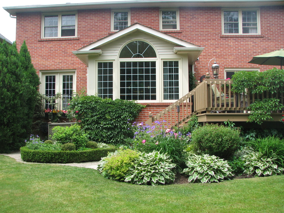 Photo of a transitional landscaping in Toronto.