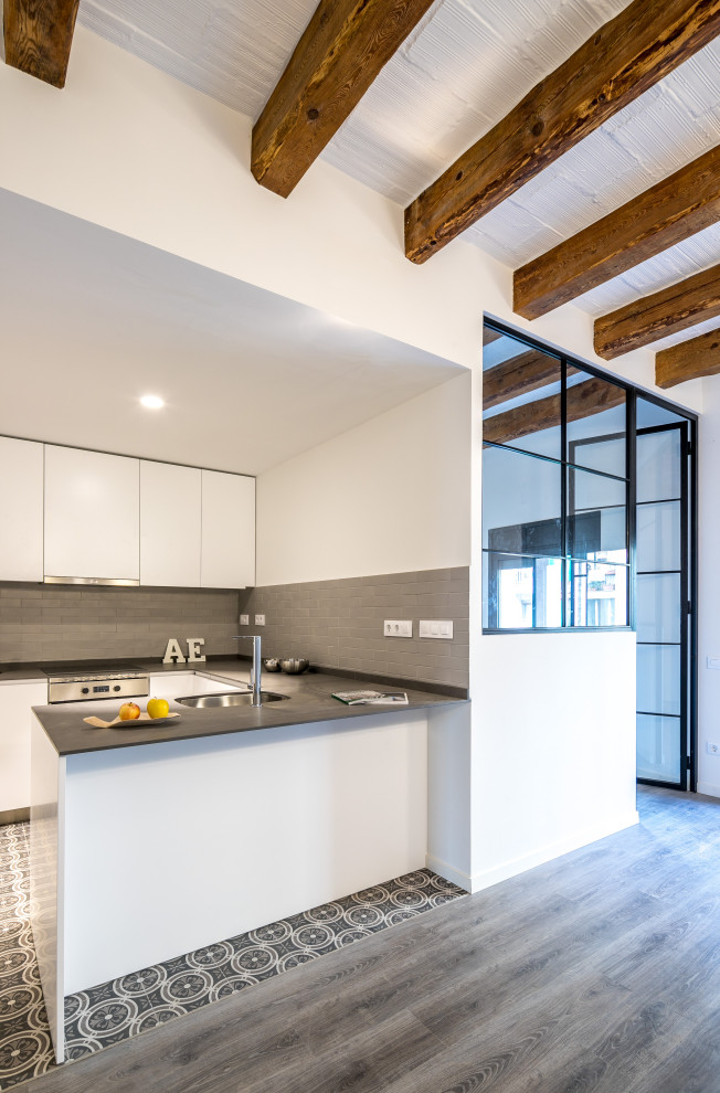 Diseño de sala de estar abierta minimalista pequeña con paredes blancas, suelo de madera oscura, suelo gris y vigas vistas