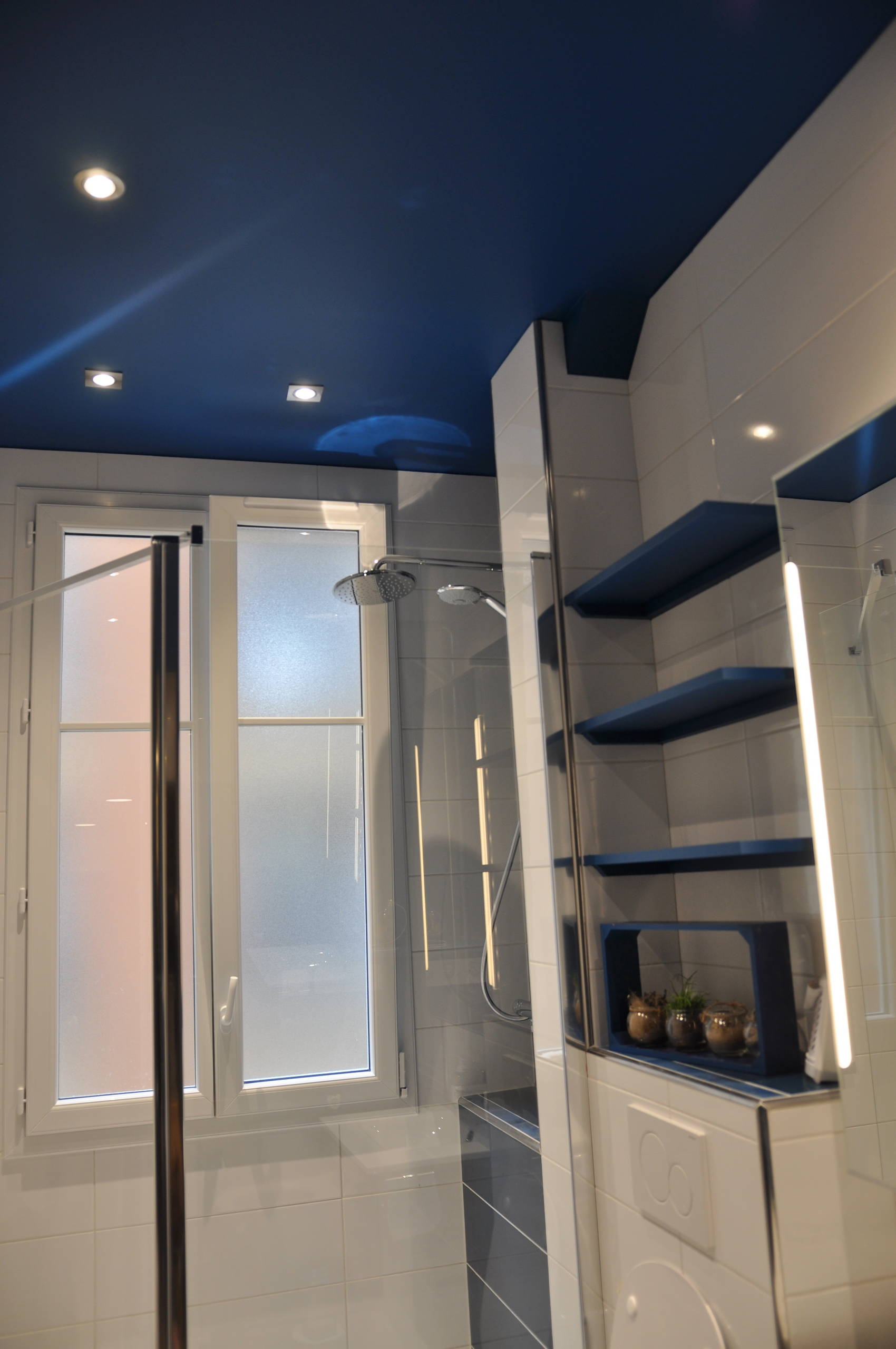 salle de bain bleu et blanc