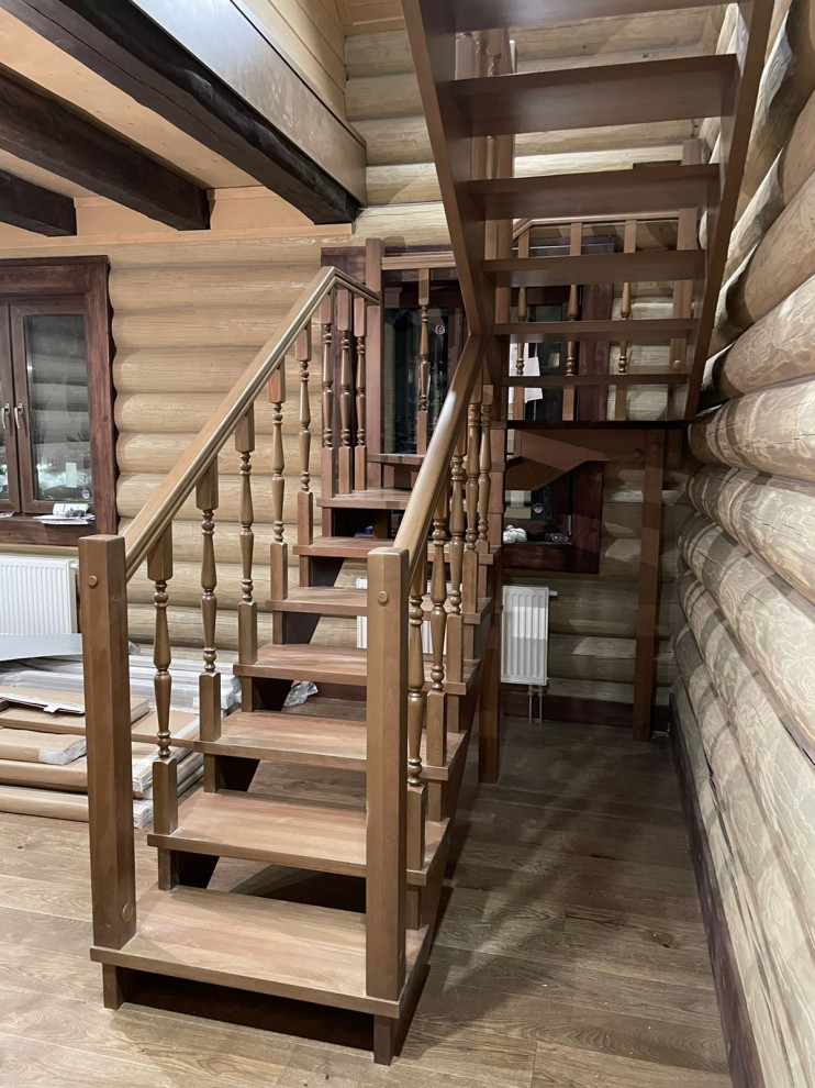 Kleine Klassische Treppe in U-Form mit Holzwänden in Moskau