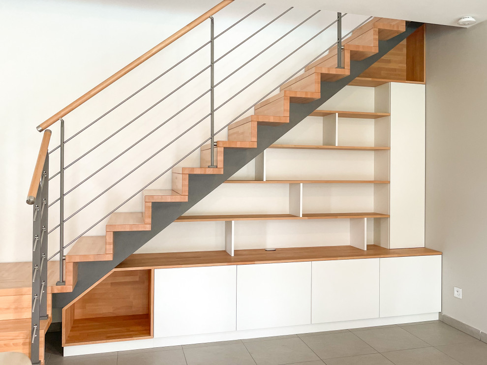 Réalisation d'un escalier droit design de taille moyenne avec des marches en bois, des contremarches en bois et un garde-corps en matériaux mixtes.