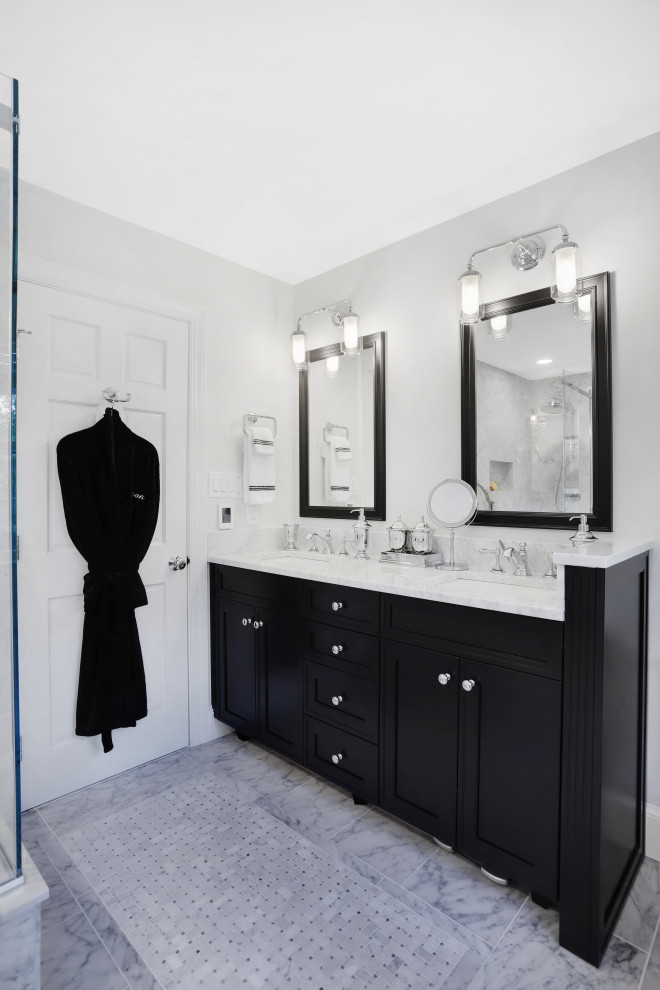Inspiration för klassiska en-suite badrum, med luckor med infälld panel, svarta skåp, ett fristående badkar, en hörndusch, marmorbänkskiva och dusch med skjutdörr