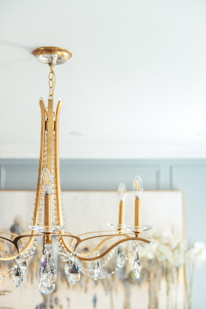 Transitional home design photo in Toronto