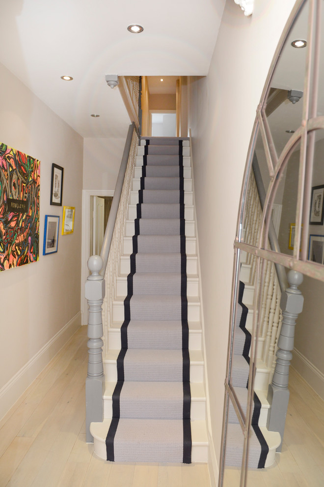 ダブリンにあるヴィクトリアン調のおしゃれな階段の写真