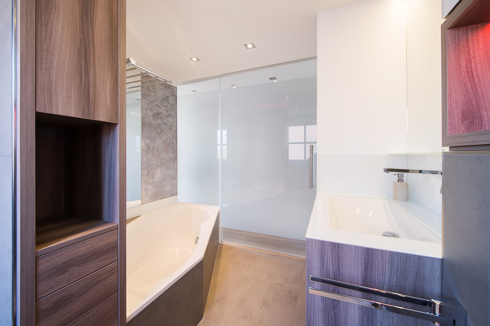 Badezimmer En Suite mit Unterbauwaschbecken, Glasfronten, dunklen Holzschränken, Glaswaschbecken/Glaswaschtisch, Eckbadewanne, bodengleicher Dusche, Wandtoilette, braunen Fliesen, Keramikfliesen, bunten Wänden und Keramikboden in Dusseldorf