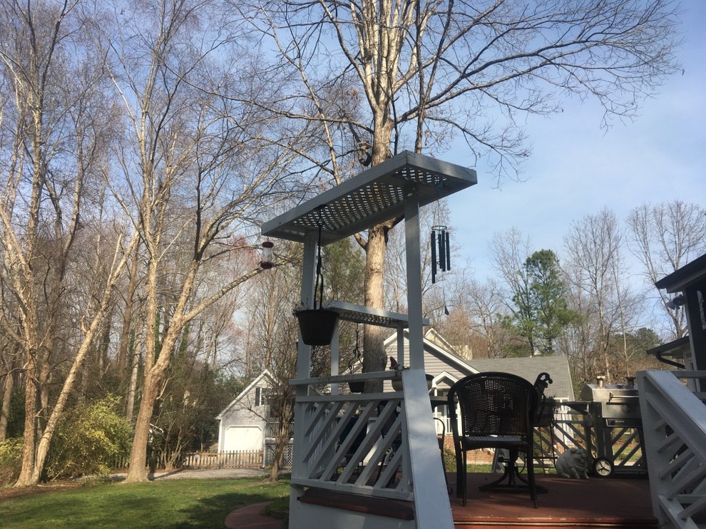 Example of a transitional deck design in Raleigh